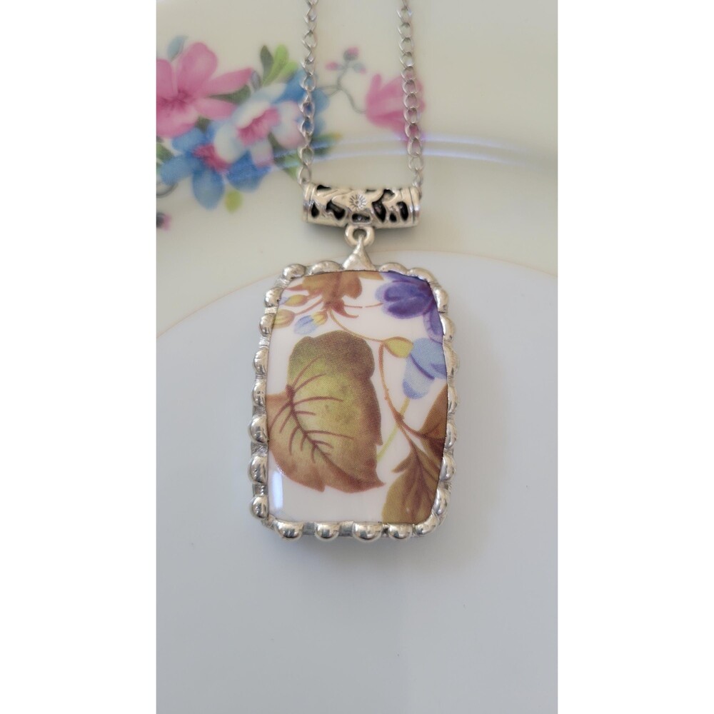 Vintage Broken China Pendant Necklace – Upcycled Porcelain